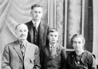 Hiram, James, Howard and Esther Kezar - 1919
